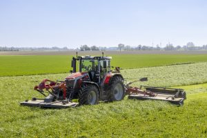 MF_8S_XTRA_MF_DM_MOWER_WORKING_FR_0425-0818